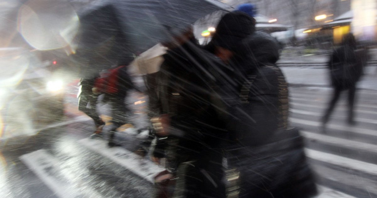 Vreme extremă: Ploile se transformă în ninsoare, zăpadă deja căzută!