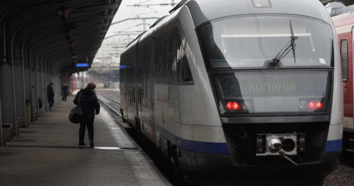 Incident grav în Gara de Nord: Deraierea unui tren CFR afectează circulația feroviară Traficul feroviar din Gara de Nord din București s-a confruntat cu perturbări majore vineri dimineață, în jurul orei 08:20, când primul vagon al trenului IRN 401, operat de CFR Călători, a deraiat în timpul unei manevre de împingere către depou