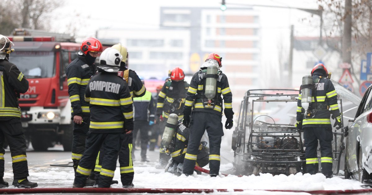 Incendiu devastator în Sectorul 6: O persoană a murit, alta este rănită Un incendiu violent a avut loc vineri, în jurul orei 13:00, la un autoturism din Sectorul 6 al Capitalei, soldându-se cu moartea unei femei și rănirea unei alte persoane