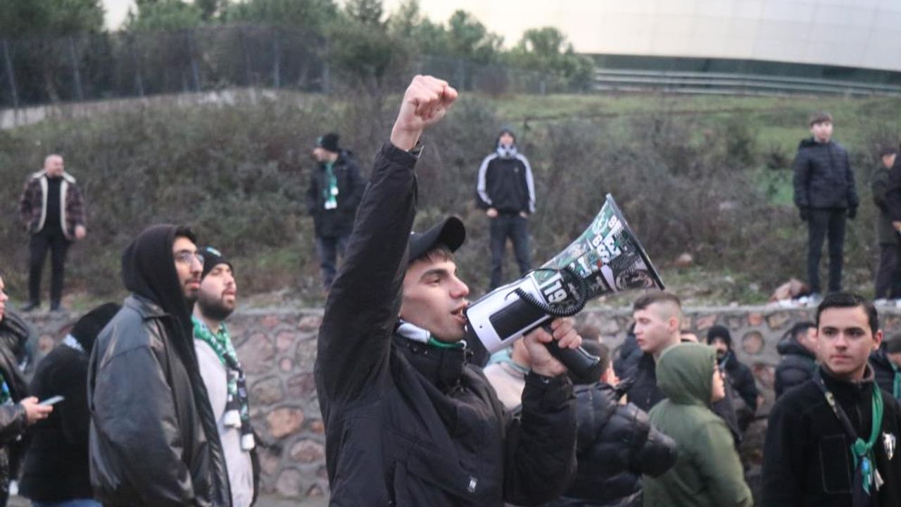 Kocaelispor și Fenerbahçe se înfruntă în Super Lig: Atmosferă de sărbătoare la Kocaeli Stadyumu Seara aceasta, Kocaeli Stadyumu va găzdui unul dintre cele mai așteptate meciuri din Süper Lig, duelul între Kocaelispor și Fenerbahçe, la ora 20:00