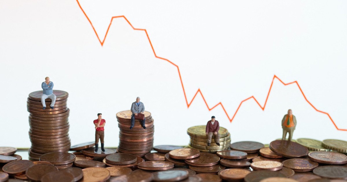 România a intrat în recesiune tehnică: Implicațiile economice se anunță complexe Economia României a intrat oficial în recesiune tehnică, după ce Institutul Național de Statistică (INS) a raportat o scădere de 1,9% a Produsului Intern Brut (PIB) în trimestrul IV din 2025, la care se adaugă o diminuare de 0,2% în trimestrul anterior