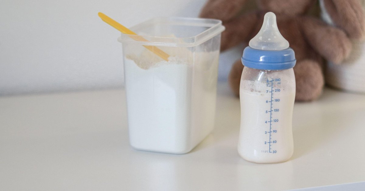 Alerta alimentară: Lapte praf pentru sugari retras din magazine din cauza unei toxine periculoase Autoritățile sanitare române au decis retragerea de la vânzare a unor produse de lapte praf pentru sugari, după ce au fost detectate riscuri serioase de contaminare cu o toxină generată de bacteria Bacillus cereus