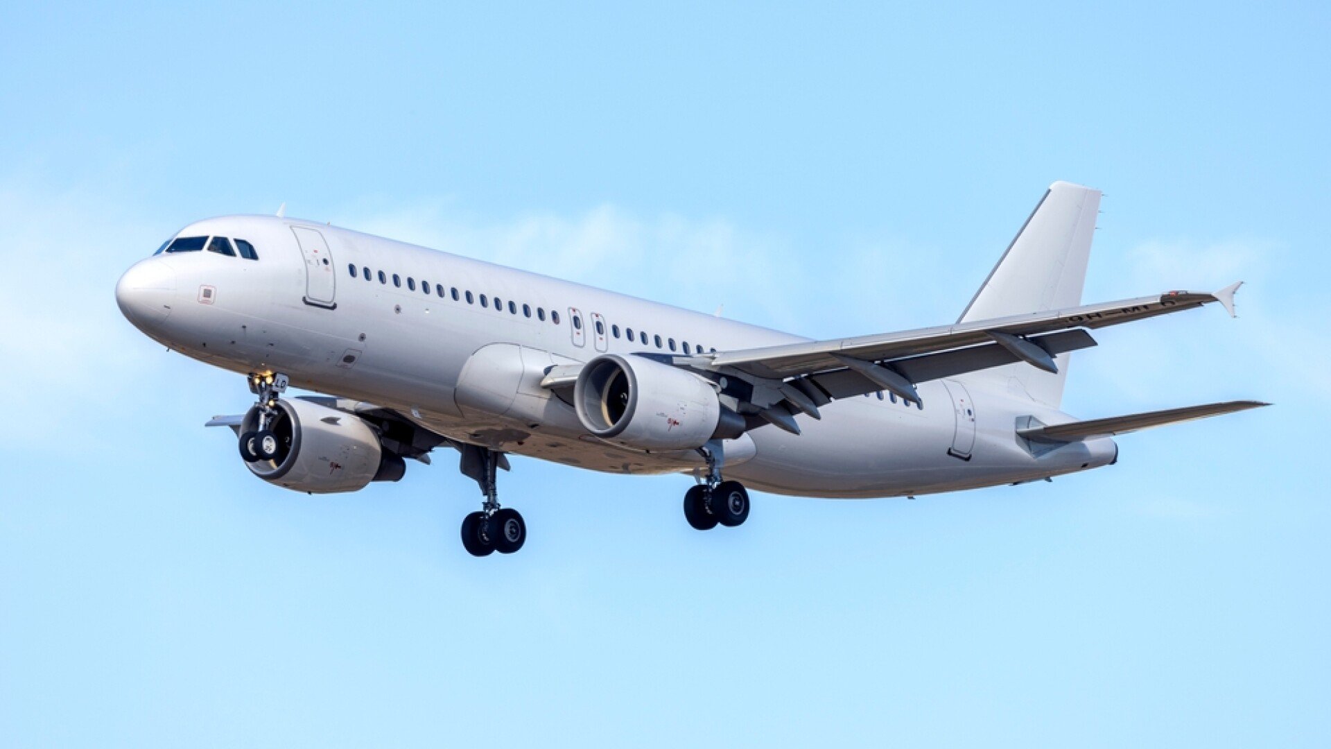 O aeronavă cu 180 de pasageri și 6 membri ai echipajului la bord a aterizat în siguranță pe aeroportul Otopeni, după ce senzorul de presurizare al cabinei s-a activat