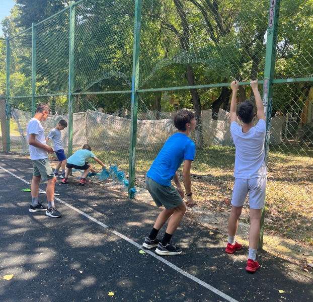 copiii-reabiliteaza-terenul-1.png - NewsFactor