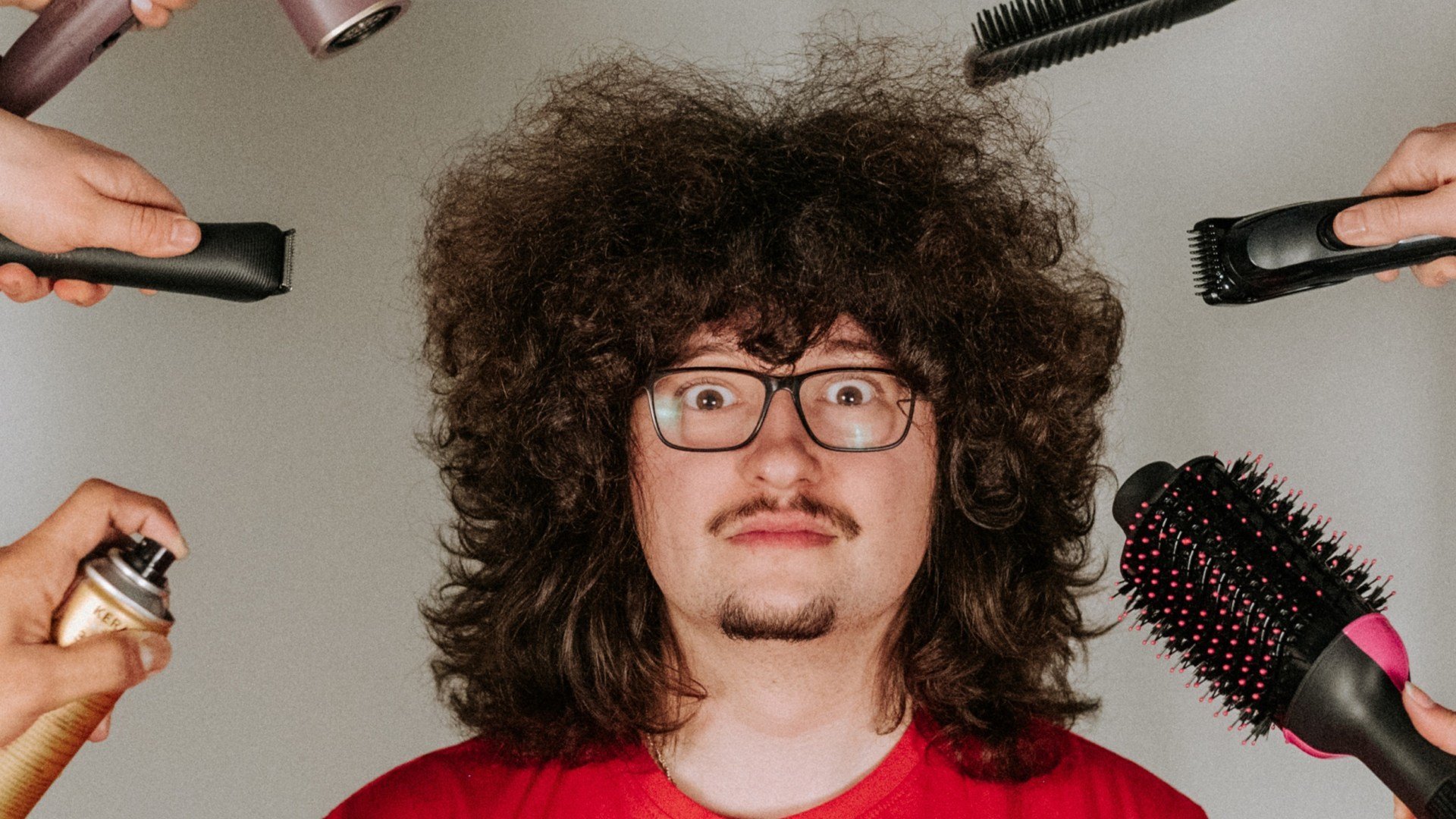 Un fan Manchester United a crescut părul timp de 16 luni în speranța unei victorii Frank Ilett, un fan înfocat al echipei Manchester United, se află în pragul unei transformări