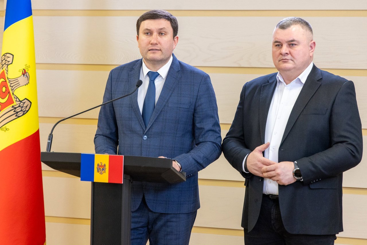 PSRM avertizează asupra stării dezastruoase a drumurilor și propune comisie de anchetă Fracțiunea Partidului Socialiștilor (PSRM) a solicitat, într-un briefing de presă, o comisie de anchetă privind starea infrastructurii rutiere din Republica Moldova, pe care o consideră în prezent „dezastruoasă”