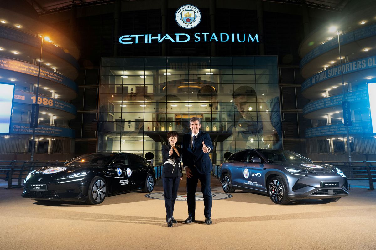 BYD devine partener oficial al Manchester City: O colaborare pentru sustenabilitate Liderul mondial în producția de vehicule electrice, BYD, a anunțat astăzi semnarea unui parteneriat strategic cu clubul de fotbal Manchester City, marcând un nou punct de cotitură în încrucișarea dintre tehnologie și sport