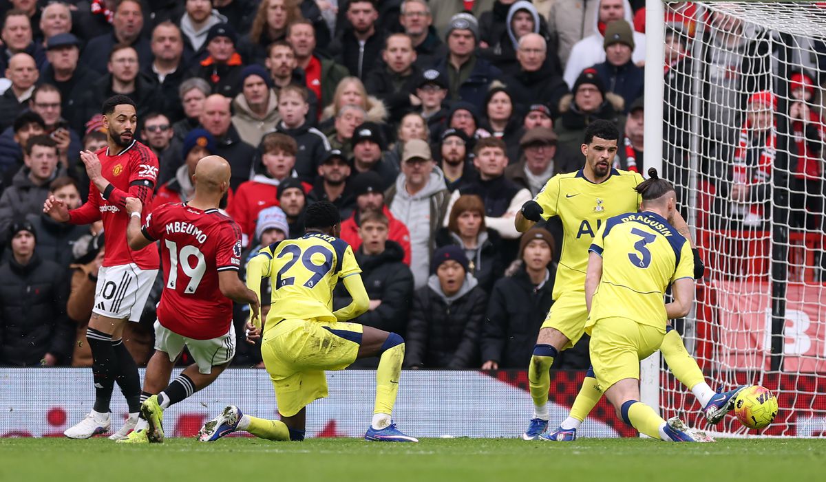 Manchester United învinge Tottenham pe Old Trafford într-un meci intens Manchester United a reușit să obțină o victorie vitală în fața lui Tottenham, cu scorul de 1-0, într-o întâlnire de mare intensitate la Old Trafford