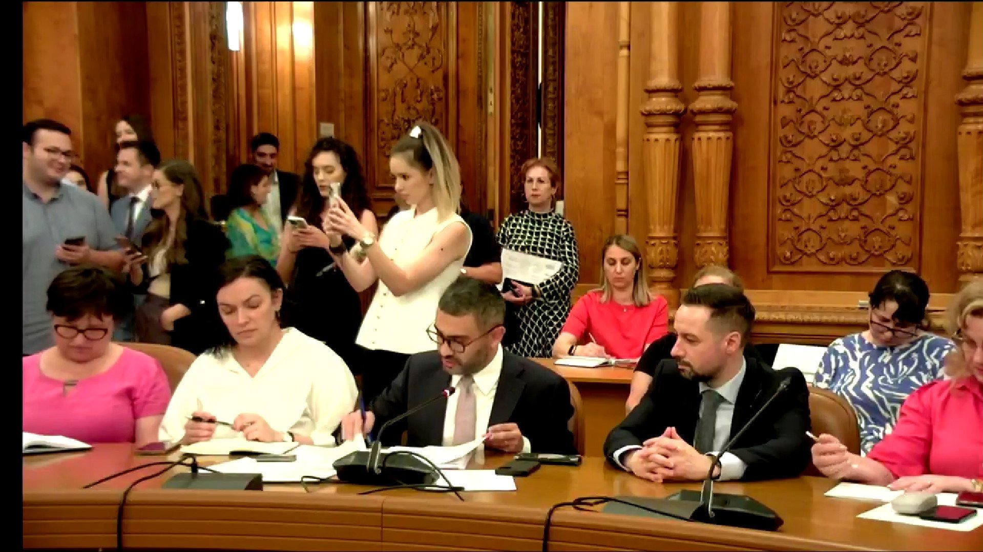 Reorganizare: Reducem șefii, nu concediem angajați