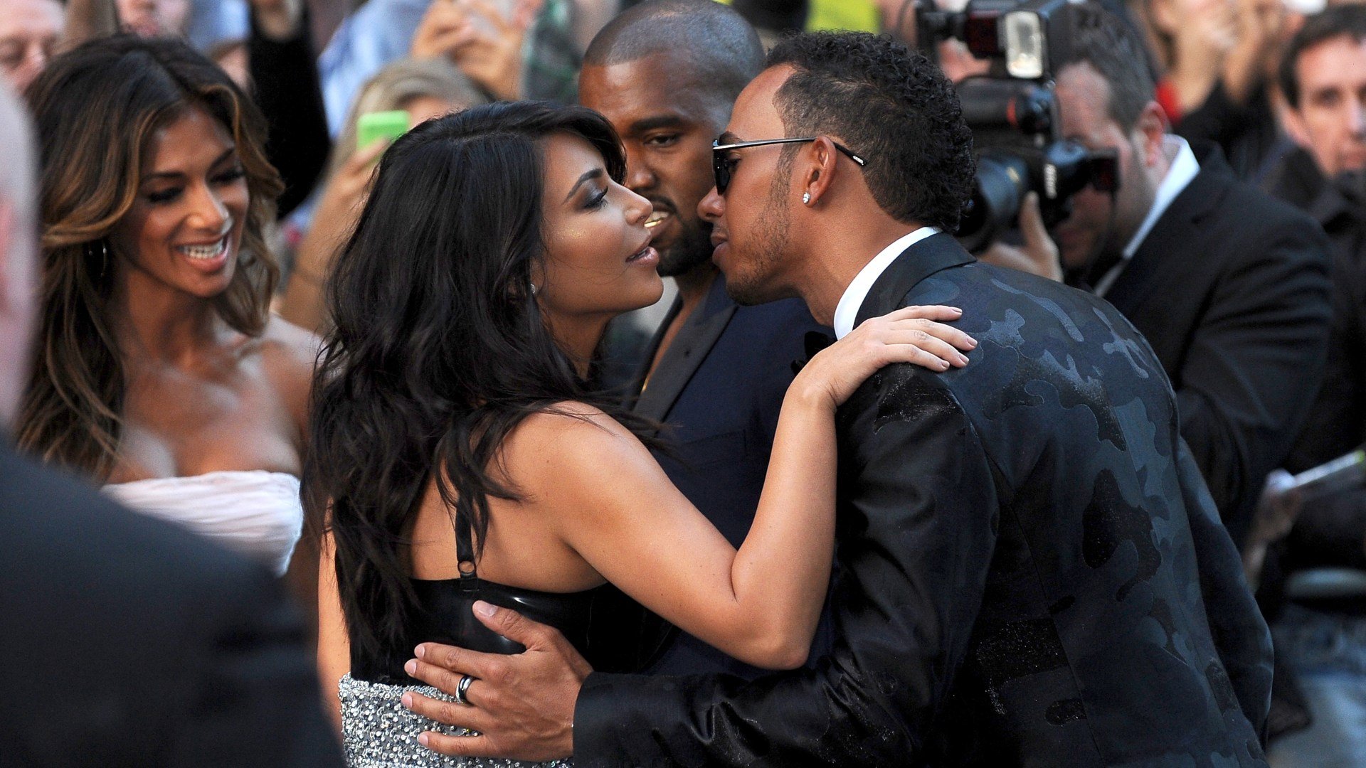 Lewis Hamilton și Kim Kardashian: o idilă surprinzătoare în Cotswolds Lewis Hamilton, multiplu campion mondial de Formula 1, a fost surprins în compania prezenței iconice a televiziunii americane, Kim Kardashian, în timpul unei escapade romantice în Cotswolds, Marea Britanie