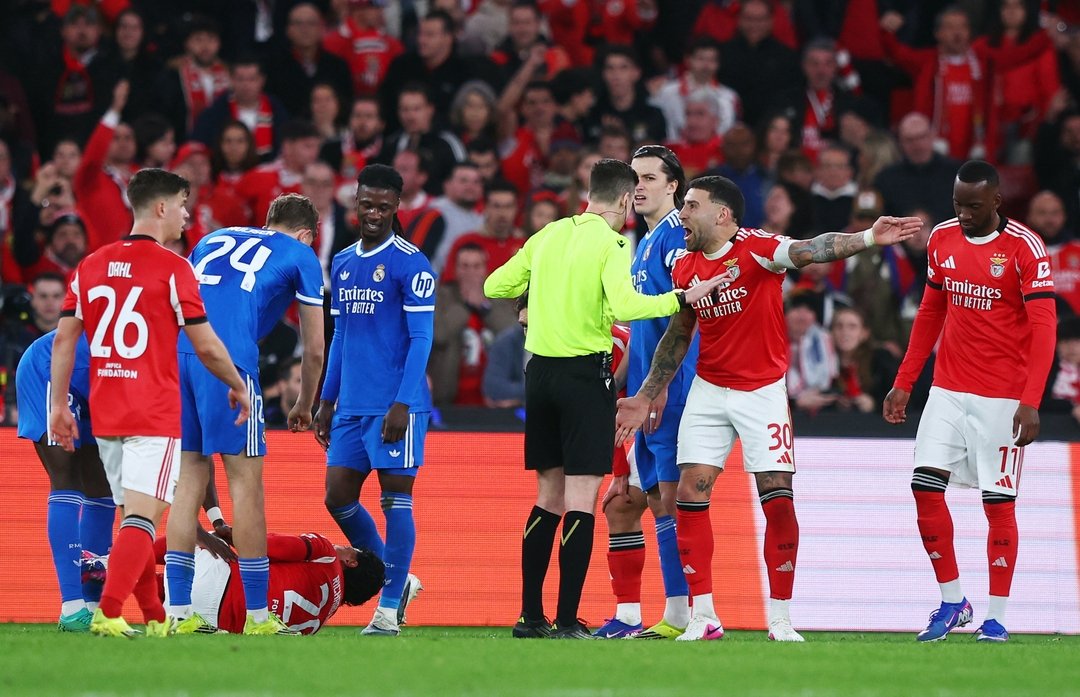 Gesturi de unitate pe terenul de fotbal: Vinícius și Otamendi impresionează la Benfica Într-un meci intens, Benfica a fost martora unei scene emoționante, în care fundașul argentinian Nicolás Otamendi i-a arătat adversarului său, Vinícius, abdomenul tatuat cu trofeele Copa América și Cupa Mondială