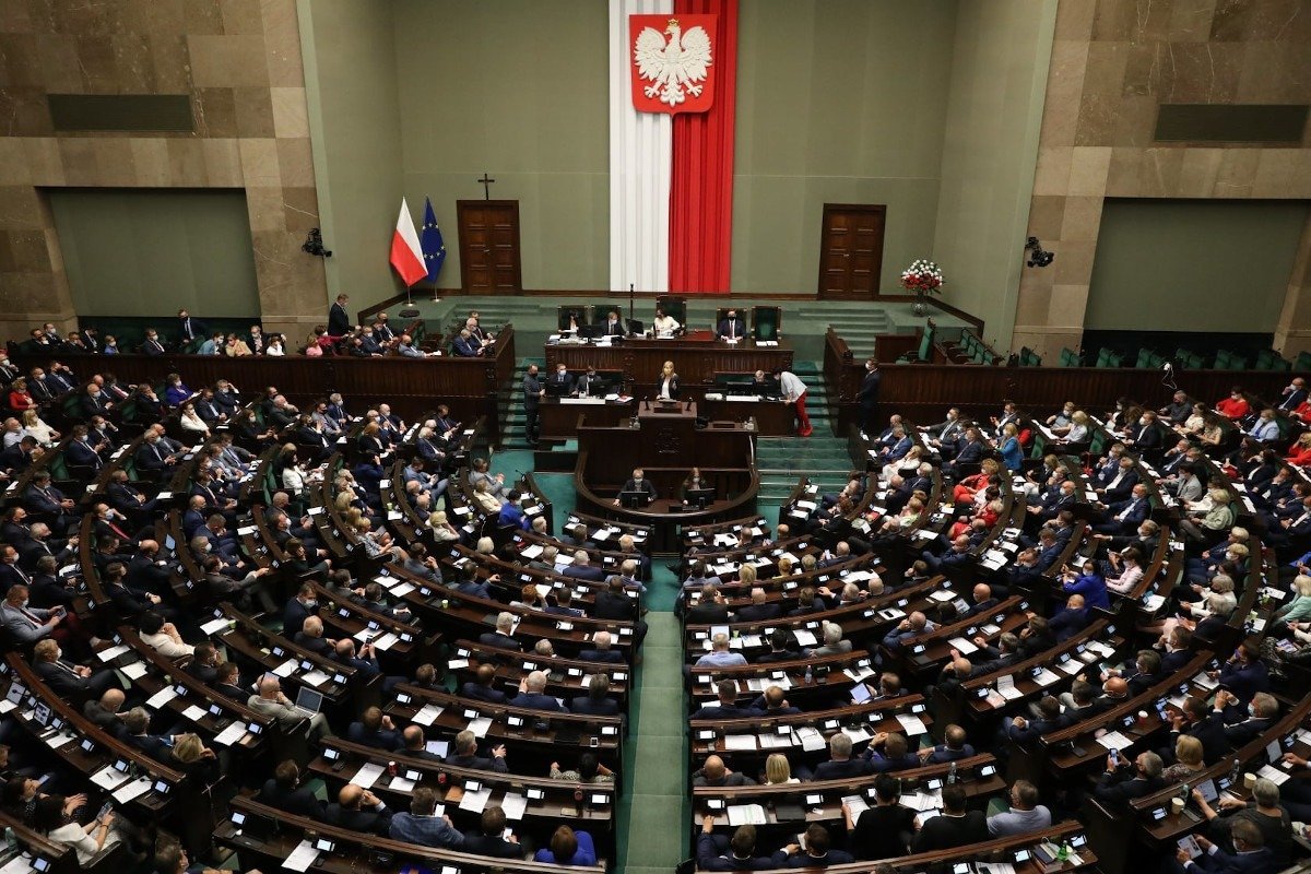 Tensiuni diplomatice între SUA și Polonia: ambasadorul american în Varșovia îl acuză pe președintele Parlamentului polonez de insulte la adresa lui Donald Trump Ambasadorul american la Varșovia, Tom Rose, a anunțat recent că va întrerupe orice contact cu președintele Parlamentului polonez, Wlodzimierz Czarzasty, acuzându-l că l-a insultat pe președintele Donald Trump