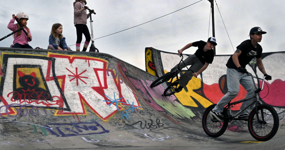 Freestyle în inima Bourg-en-Bresse: Un vibe vibrant și generational la skatepark Un amalgam de sunete de roți și voci entuziaste a umplut skateparkul din Bourg-en-Bresse vinerea trecută, pe 13 februarie