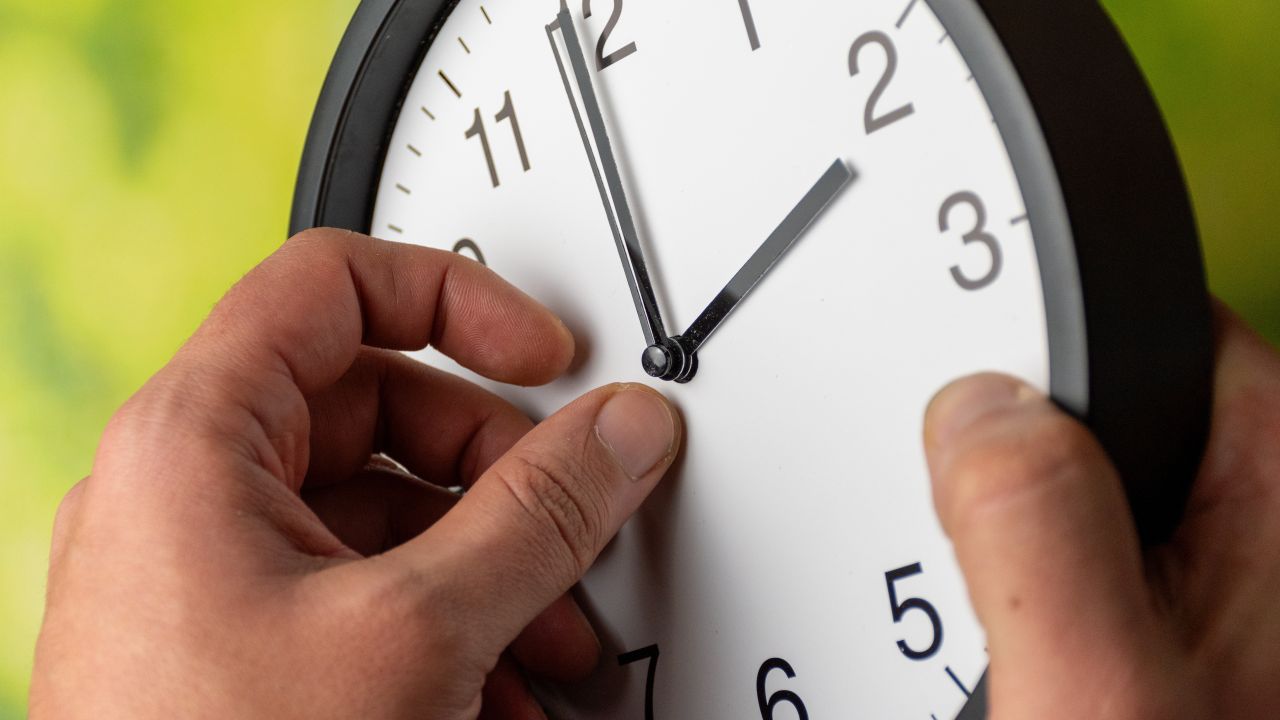 Ora de vară 2026: Ceasurile se dau înainte. Iată când se schimbă!