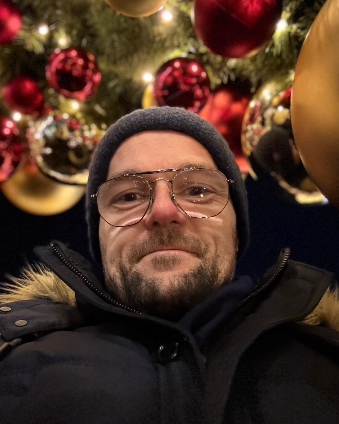 Violența domestică lovește în inima societății: un cunoscut jurnalist și antreprenor din Oradea, trimis în judecată pentru hărțuire și amenințare Un dosar șocant a fost înregistrat recent la Judecătoria Oradea, prin care Emil Trifa, un bărbat cunoscut pentru activitatea sa de jurnalist și deținător al unei afaceri în domeniul marketing-ului, a fost trimis în judecată pentru hărțuire și amenințare în formă continuată a unei foste iubite