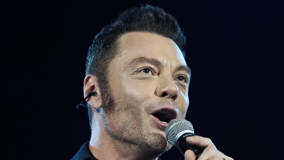Tiziano Ferro, standing ovation la Sanremo, dar criticat pe rețelele sociale pentru aspectul fizic În prima seară a Festivalului de la Sanremo, Tiziano Ferro a reușit să încânte publicul cu un medley al celor mai mari hituri din cariera sa, dar a devenit și ținta unor critici acerbe pe rețelele sociale