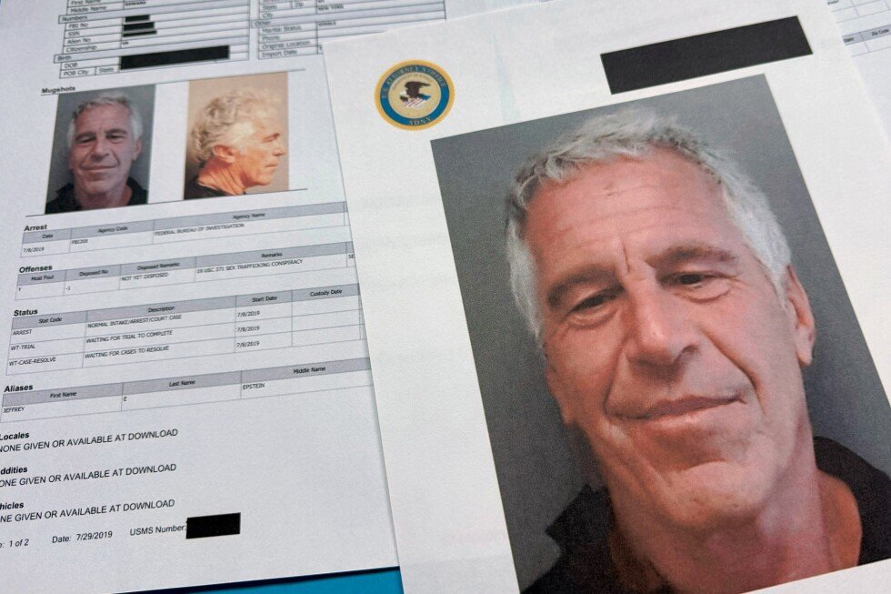 Investigarea lui Jeffrey Epstein: Descoperiri și inconsecvențe în acuzații Chiar dacă scandalul Jeffrey Epstein a atras atenția globală și a stârnit indignare, un raport recent al departamentului de Justiție din SUA relevă că, în ciuda investigațiilor ample, nu s-a găsit suficient material probatoriu pentru a susține acuzațiile de trafic de persoane implicând persoane influente
