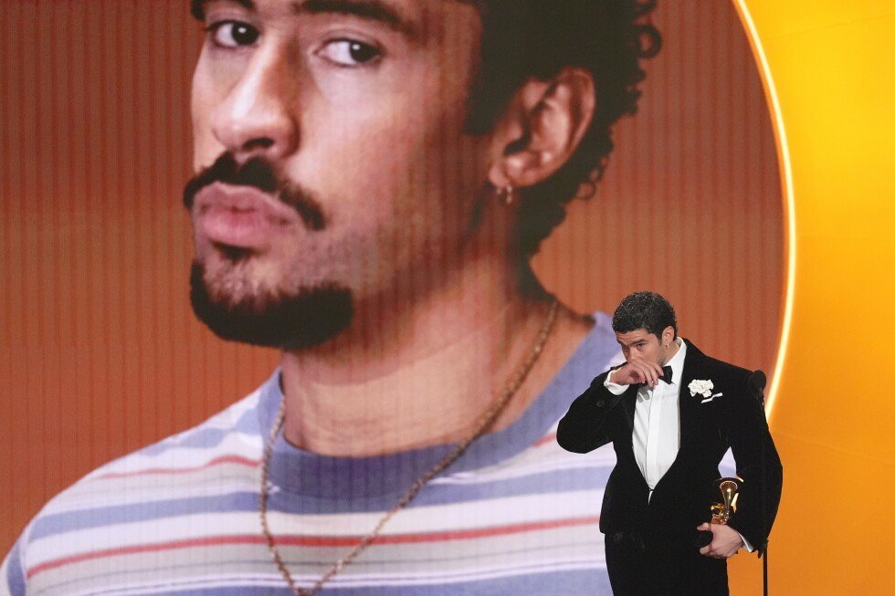 Bad Bunny cucerește Grammy-ul pentru Albumul Anului cu „Debí Tirar Más Fotos” LOS ANGELES – Bad Bunny a făcut istorie duminică seara la cea de-a 68-a ediție a Premiilor Grammy, câștigând statueta pentru Albumul Anului cu albumul său bine primit de critici, „Debí Tirar Más Fotos”