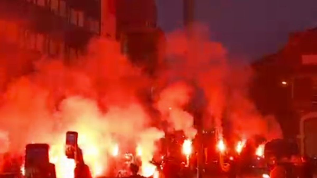 Incendiu de fericire în Liverpool: Fanii turci au aprins atmosfera înaintea meciului cu Liverpool Liverpool a fost scena unei explozii de culoare și pasiune marți seară, 17 martie, când fanii echipei Galatasaray au ieșit în stradă pentru a-și susține echipa