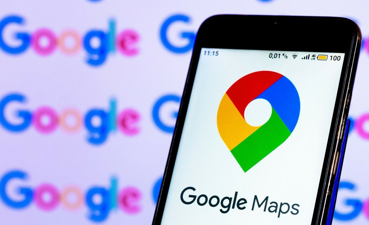 Google Maps: Trei funcții esențiale pentru o călătorie fără griji Google Maps nu este doar o aplicație de navigație, ci un instrument complex care poate optimiza semnificativ experiența de călătorie