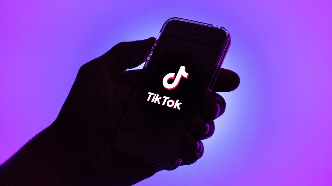TikTok te spionează? Aplicația colectează date sensibile despre utilizatori chiar și în afara platformei TikTok, populara platformă de socializare, nu se rezumă doar la monitorizarea activității utilizatorilor în interiorul aplicației
