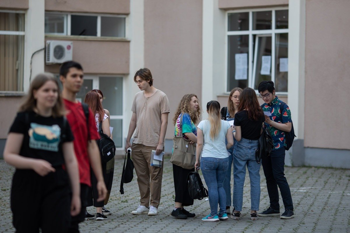 Simularea Bacalaureatului 2026: Elevii de clasa a XII-a susțin astăzi proba la alegere Elevii de clasa a XII-a din întreaga țară participă miercuri, 25 martie, la simularea probei la alegere a profilului și specializării pentru examenul național de Bacalaureat 2026