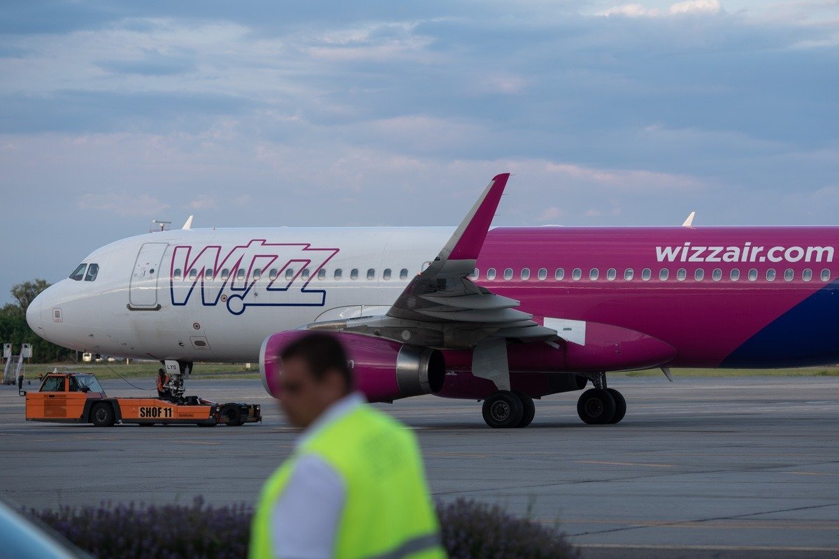 Wizz Air prelungește suspendarea zborurilor către Orientul Mijlociu, dar reia cursele spre Arabia Saudită Compania aeriană Wizz Air a anunțat joi prelungirea suspendării zborurilor către și dinspre Israel, Dubai, Abu Dhabi și Amman până duminică, 15 martie inclusiv