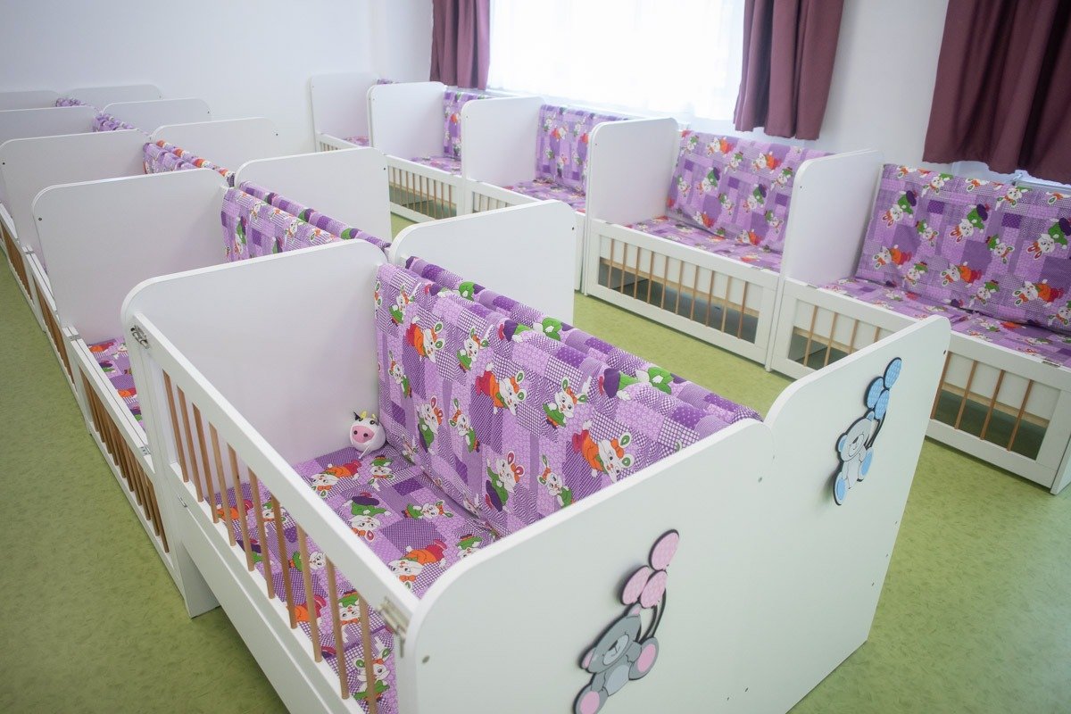 Creșa din Botoșani, închisă după ce mai mulți copii au ajuns la spital cu vărsături O creșă din municipiul Botoșani a fost închisă vineri, după ce mai mulți copii au prezentat simptome precum vărsături și stări de greață