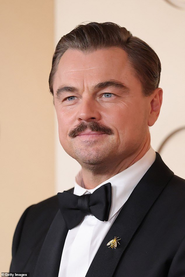 Leonardo DiCaprio, cu mustață nouă și viață personală sub reflector, la Oscaruri Los Angeles – Leonardo DiCaprio a stârnit un val de reacții pe rețelele de socializare după apariția sa la gala premiilor Oscar, desfășurată duminică seara la Teatrul Dolby din Los Angeles