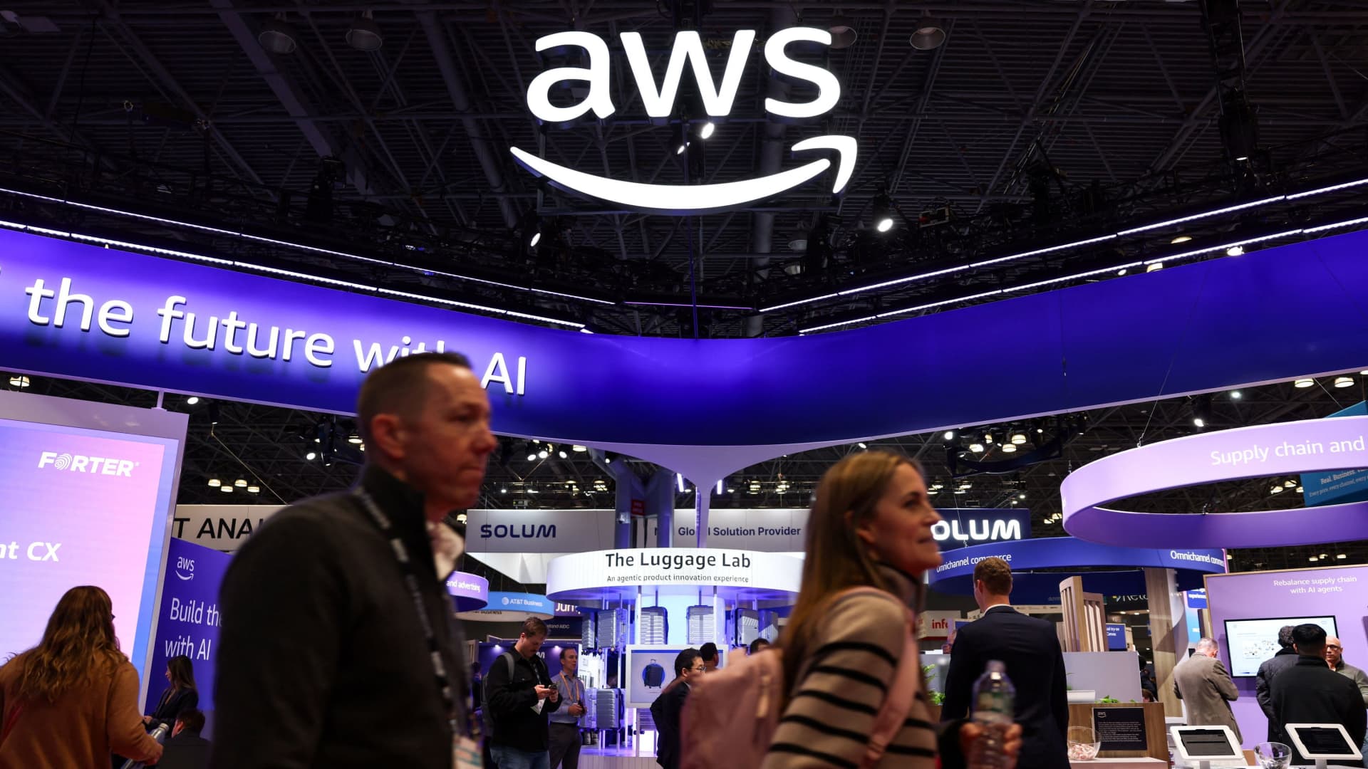 Atacuri cu drone afectează centrele de date AWS în Orientul Mijlociu Companiile din întreaga lume care folosesc serviciile Amazon Web Services (AWS) vor resimți efectele unor atacuri cu drone care au avariat centrele de date din Emiratele Arabe Unite și Bahrain