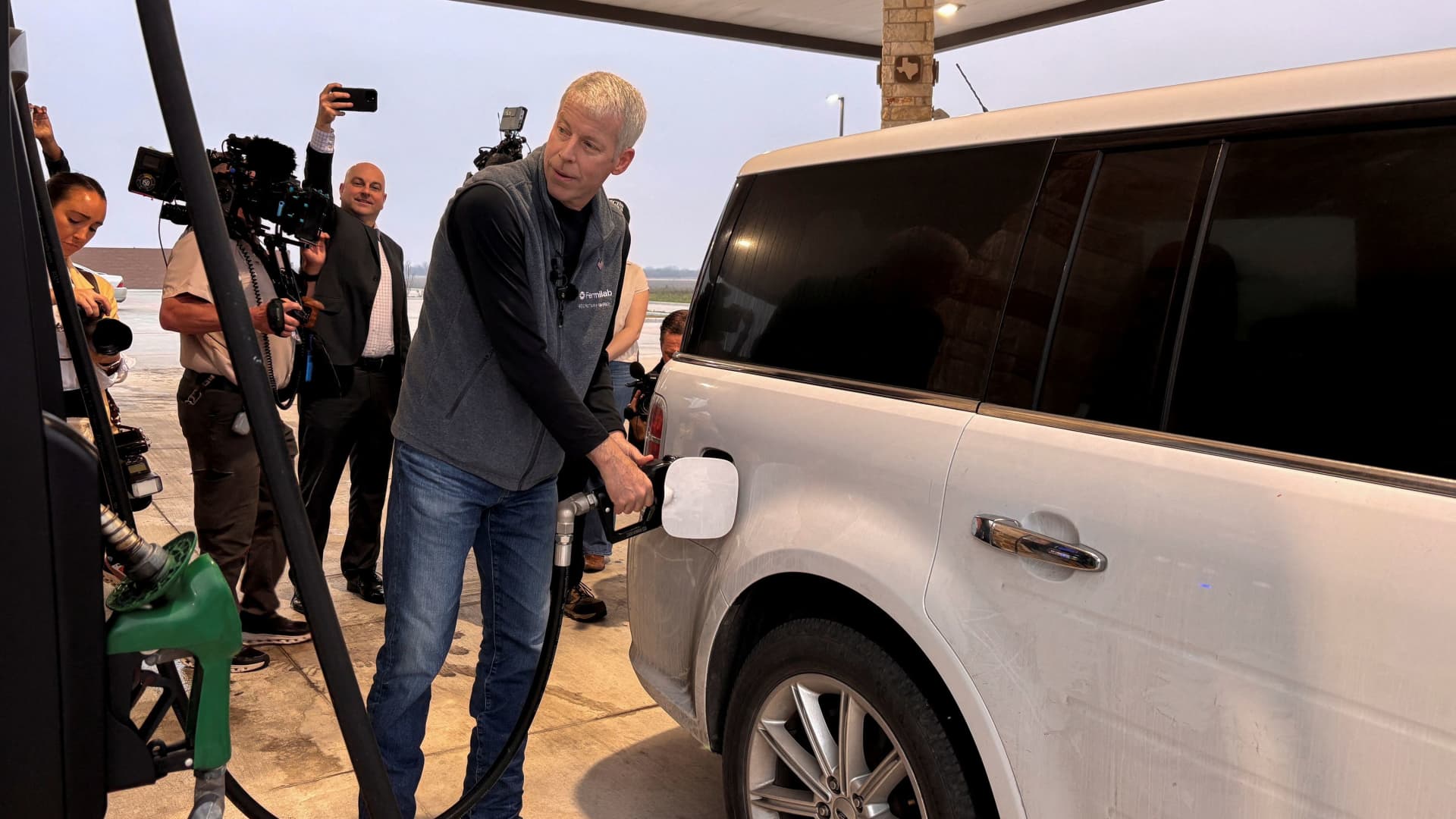 Criza energetică se adâncește în SUA: Prețurile la pompă cresc pe fondul războiului din Iran Washingtonul se confruntă cu o creștere a prețurilor la pompă, pe fondul conflictului din Iran, care afectează circulația petrolierelor prin strâmtoarea strategică Hormuz