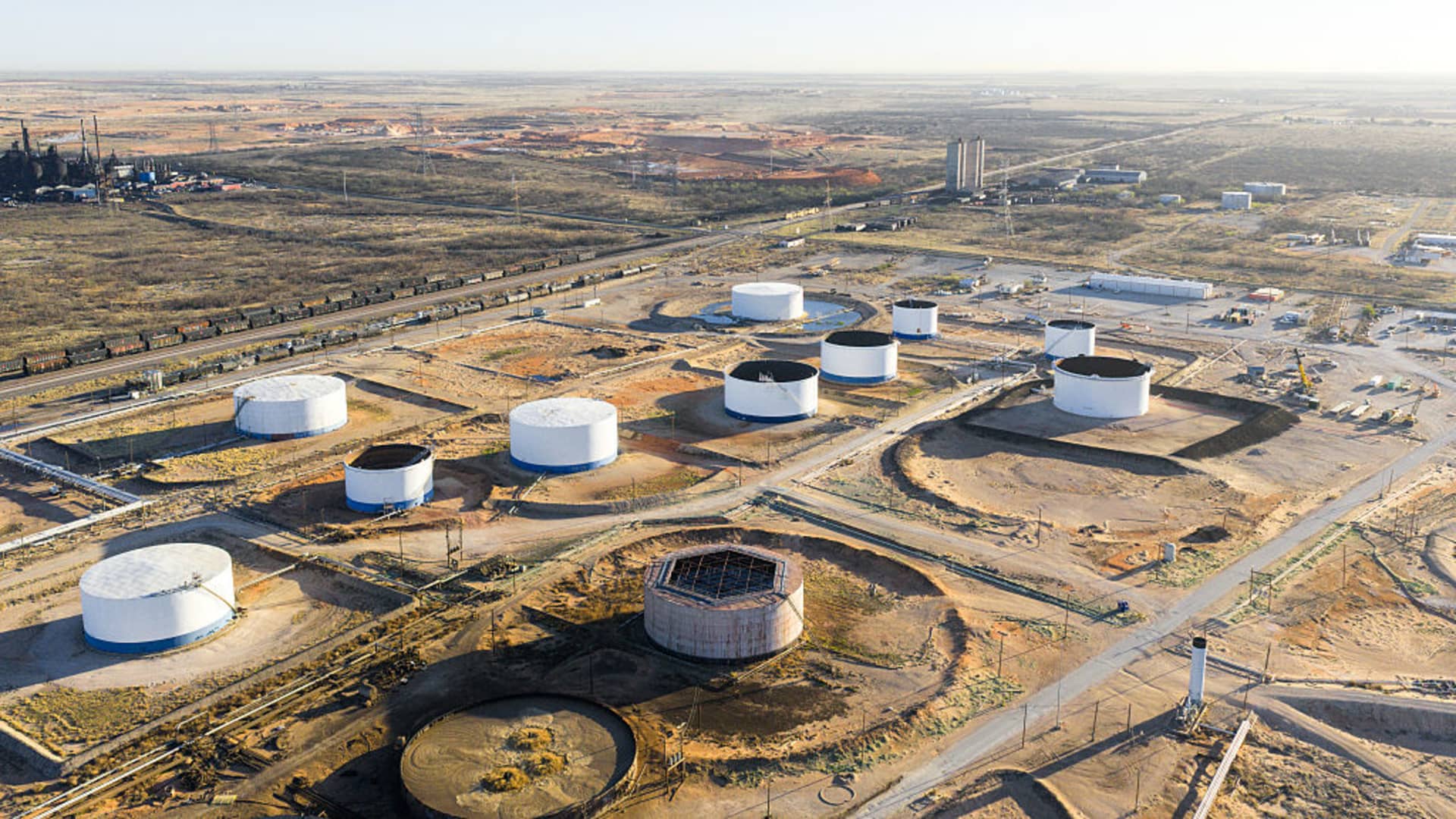 Prețul petrolului, pe val: Ultimatumul lui Trump în strâmtoarea hormuz pune piața pe jar