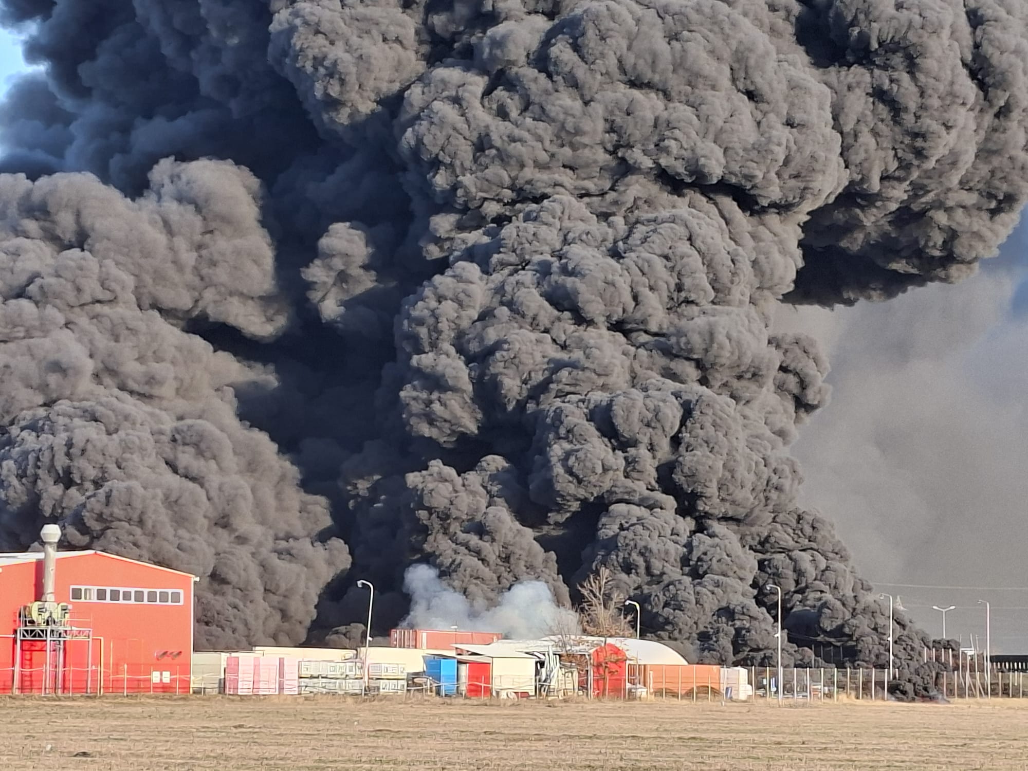 Un incendiu puternic a izbucnit la o fabrică de polistiren din Arad Arad, România – Un incendiu de mari proporții a izbucnit miercuri dimineață la o fabrică de polistiren din Arad, generând degajări masive de fum și determinând autoritățile să emită o alertă prin sistemul RO-ALERT pentru locuitorii din proximitate