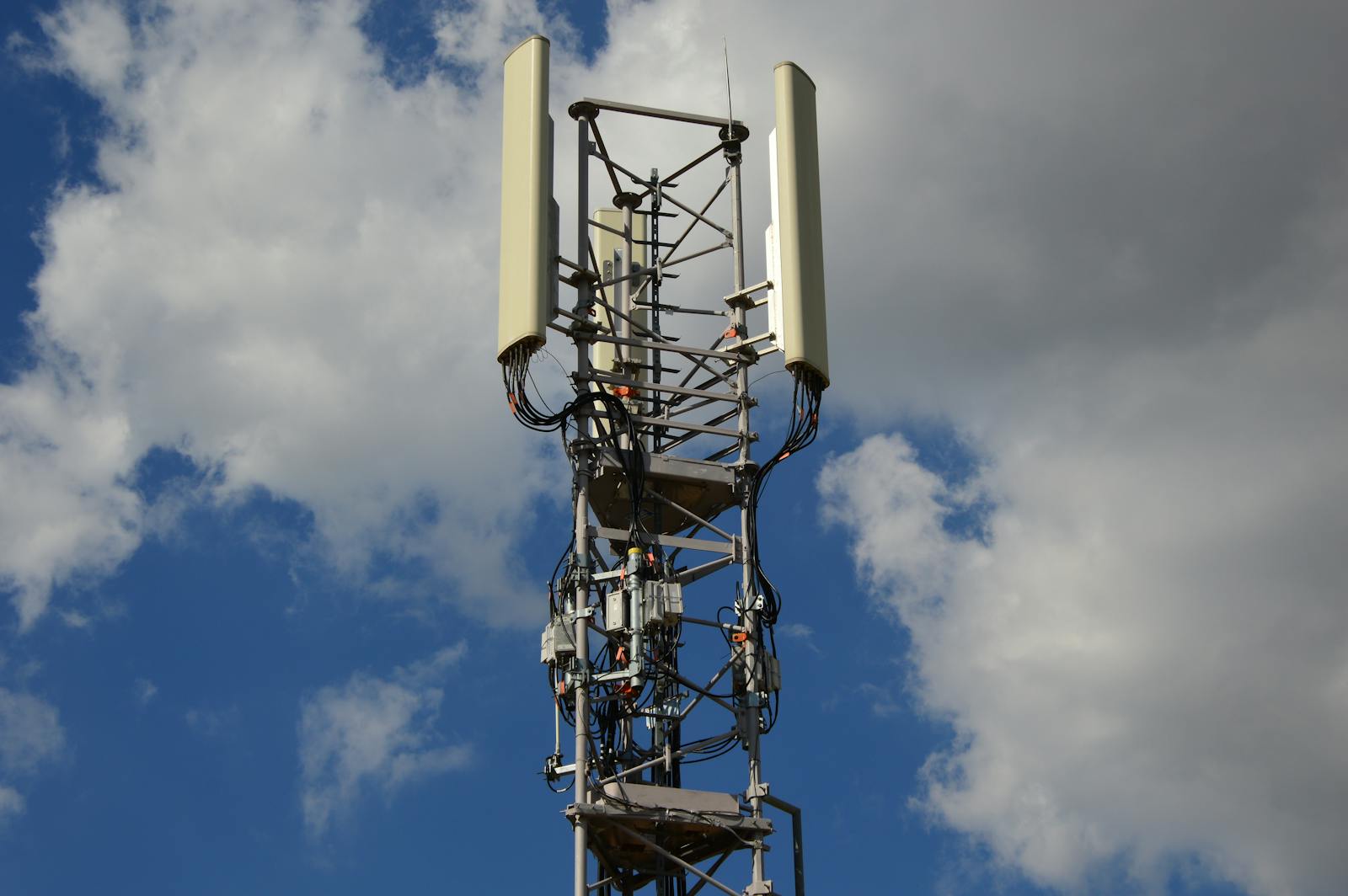 Orange intră pe piața anti-dronă: Detectarea amenințărilor aeriene, un nou business pentru gigantul telecom Grupul francez Orange, prin divizia sa Orange Business, anunță lansarea unei soluții de detectare a dronelor, denumită „Orange Drone Guardian”