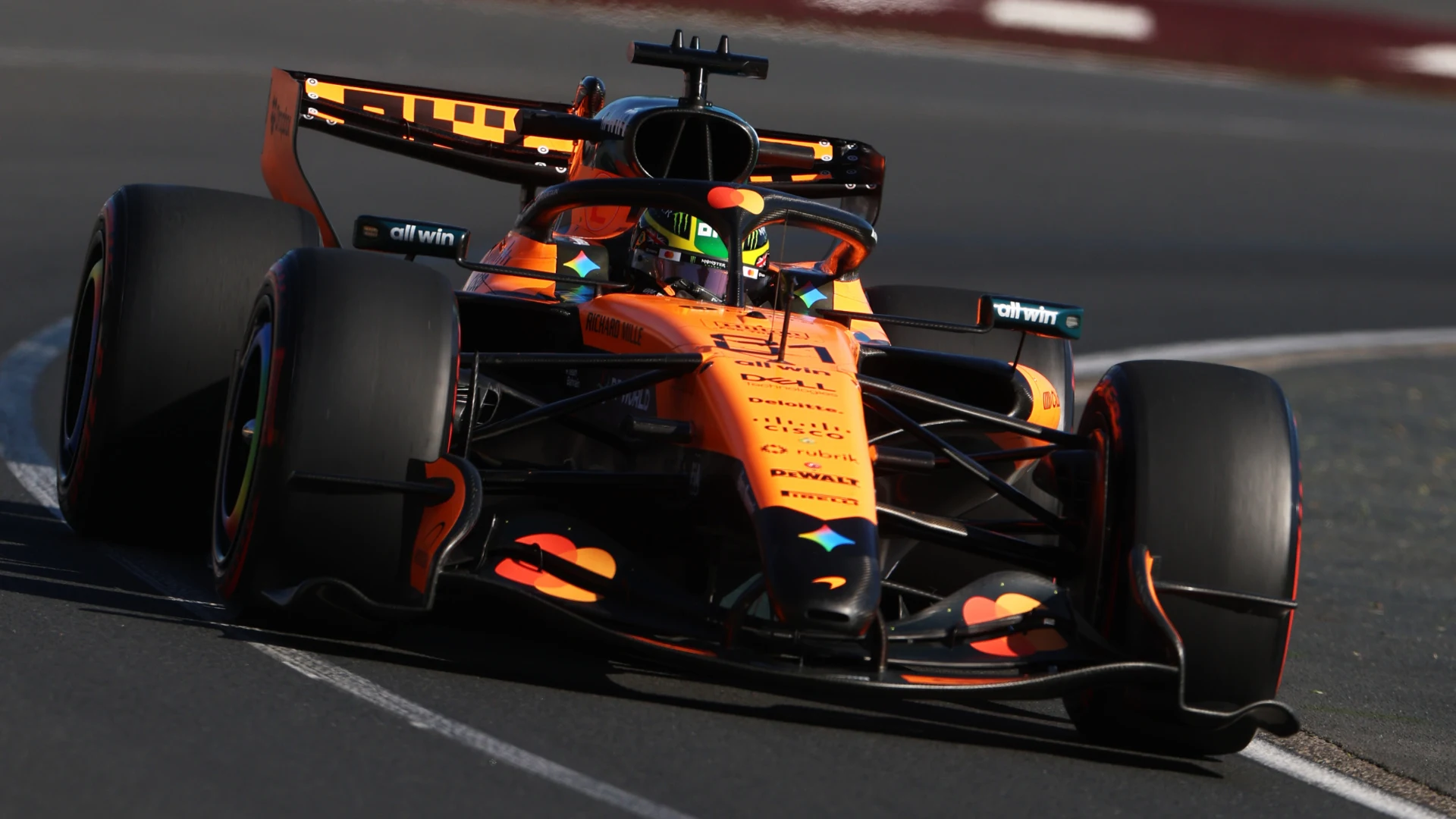 Piastri domină prima zi de antrenamente în Australia, Mercedes la pândă Oscar Piastri, pilotul McLaren, a încheiat prima zi de antrenamente din Australia pe prima poziție, reușind să se impună în fața celor doi piloți Mercedes, Kimi Antonelli și George Russell