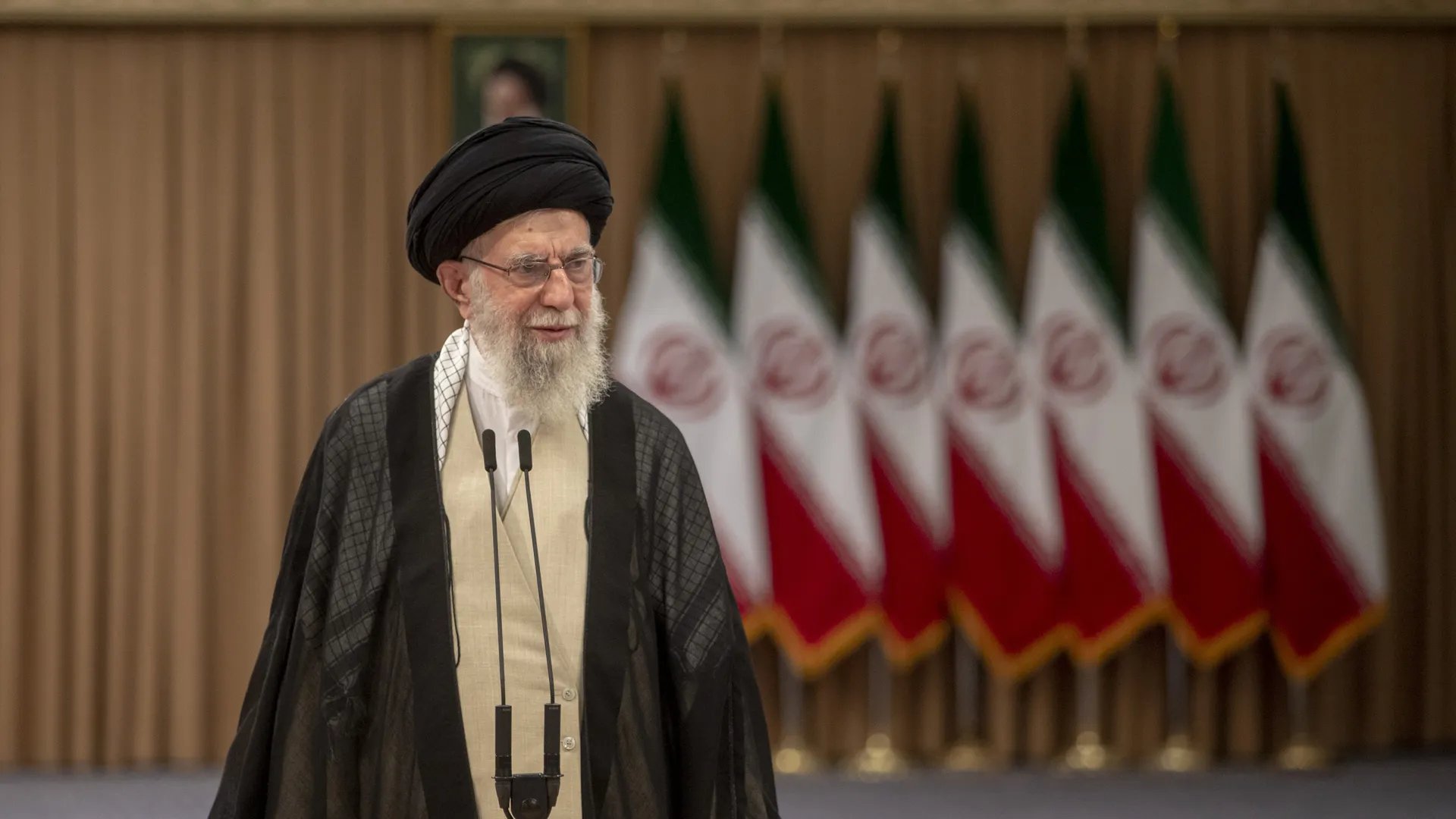 Cia a monitorizat activitatea lui Khamenei luni întregi