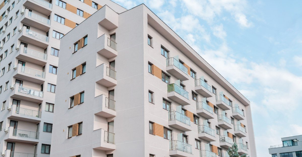 Balconul închis: o problemă cu final neașteptat pentru mulți proprietari Bucuria de a transforma un balcon într-un spațiu locuibil se poate transforma rapid într-o bătaie de cap administrativă și financiară