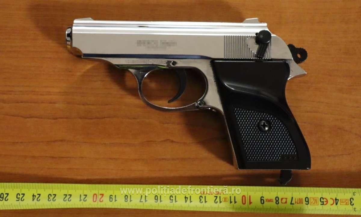 Pistol cu gaz descoperit la un cetățean bulgar în apropierea podului Calafat-Vidin Un cetățean bulgar a fost depistat de polițiștii de frontieră giurgiuveni având asupra sa un pistol cu gaz și un încărcător, fără a deține documente legale pentru acestea