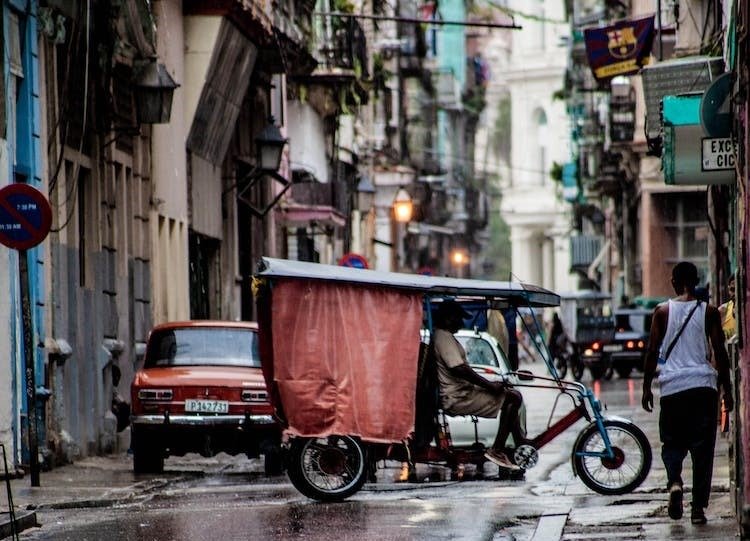 Un petrolier rus navighează spre cuba