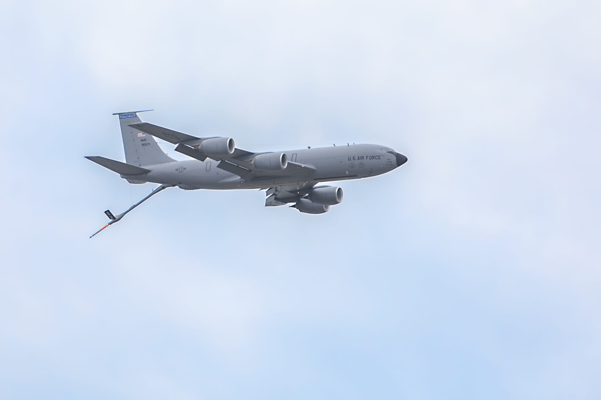 Avioane-cisternă americane, primele misiuni în spațiul aerian european Trei dintre cele cinci avioane-cisternă Boeing KC-135 Stratotanker ale Forțelor Aeriene Americane, staționate la București, au executat primele misiuni de realimentare aeriană în noaptea de 19 spre 20 martie 2026