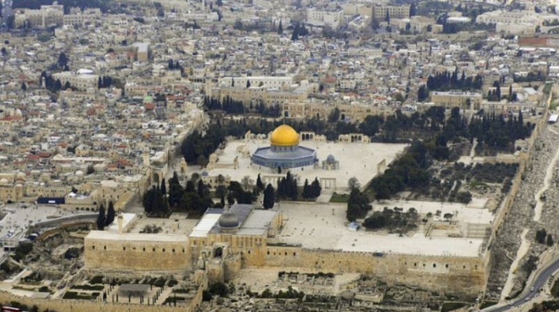 Forță și gaze lacrimogene la Ierusalim: Credincioșii palestinieni, împiedicați să se roage la Al-Aqsa de Eid al-Fitr Autoritățile israeliene au intervenit cu forța și gaze lacrimogene vineri, pentru a împiedica musulmanii palestinieni să participe la rugăciunile de Eid al-Fitr, care marchează sfârșitul Ramadanului