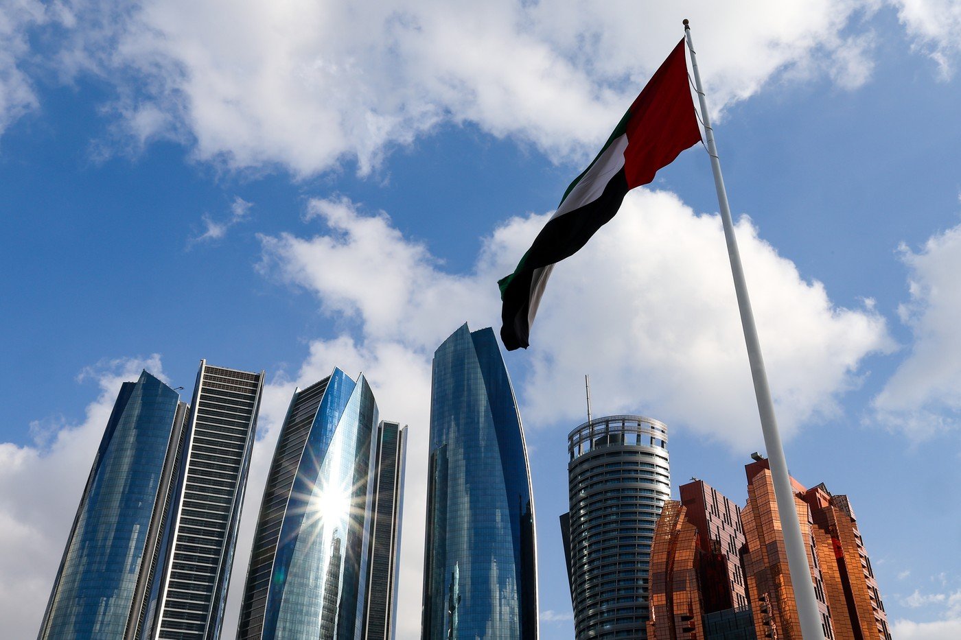 Zeci de persoane arestate în Emiratele Arabe Unite pentru răspândirea de „informații înșelătoare” despre război Poliția din Abu Dhabi a anunțat arestarea a peste 100 de persoane acuzate că au filmat și distribuit informații false despre evenimentele recente