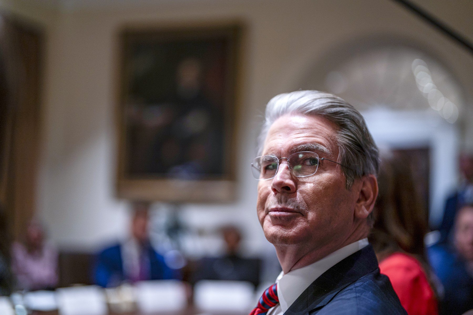 SUA suspendă sancțiunile privind petrolul iranian pentru a stabiliza prețurile Administrația de la Washington a decis să suspende pentru o perioadă de 30 de zile sancțiunile privind achiziționarea de petrol iranian pe mare