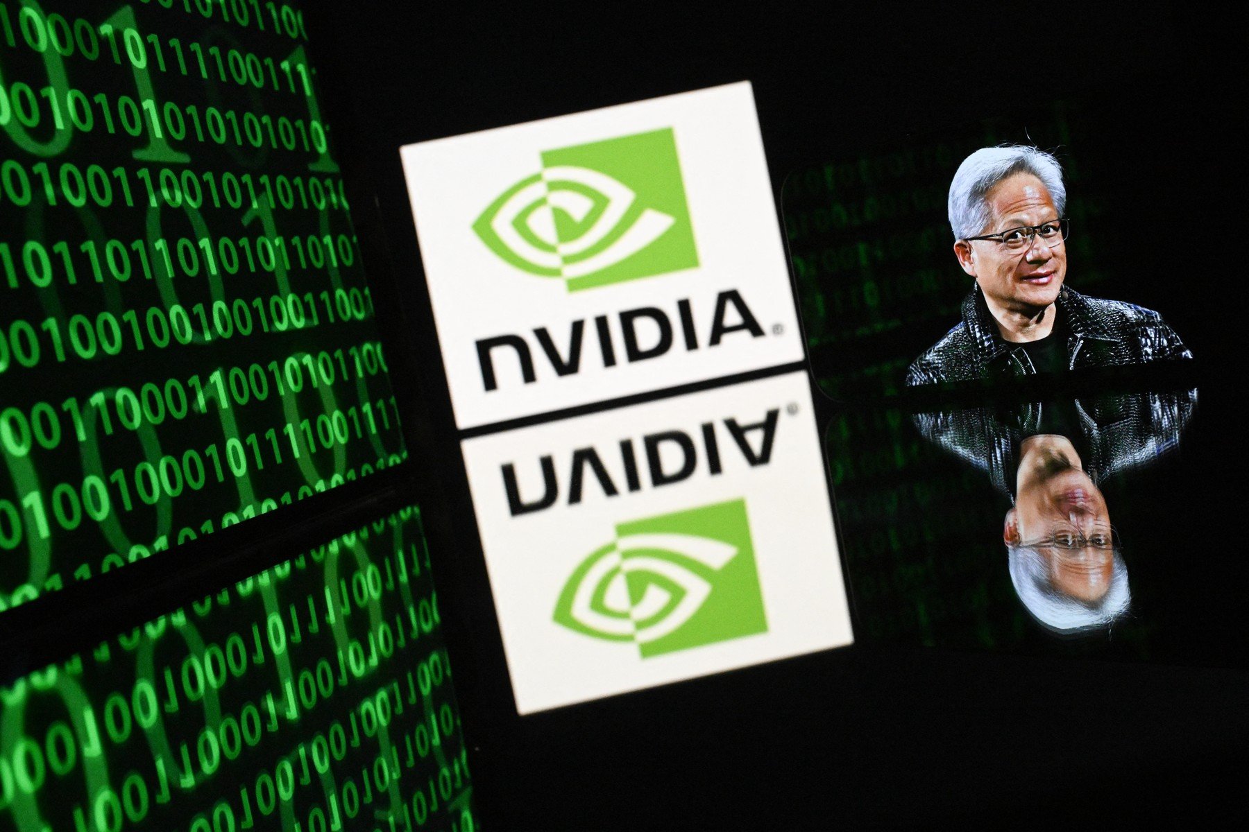 Nvidia: Directorul executiv susține că inteligența artificială generală a fost deja atinsă Jensen Huang, directorul executiv al Nvidia, a stârnit dezbateri în comunitatea tehnologică după ce a afirmat că inteligența artificială generală (AGI) a fost deja realizată