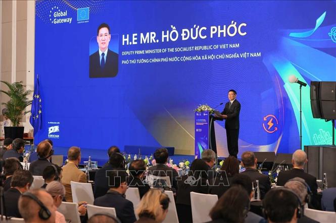 Vietnam și Uniunea Europeană: Un parteneriat strategic în expansiune Hanoi, Vietnam – Viceprim-ministrul vietnamez Ho Duc Phoc s-a întâlnit recent cu comisarul european pentru parteneriate internaționale, Jozef Síkela, pentru a discuta despre consolidarea relațiilor bilaterale și despre oportunitățile de cooperare