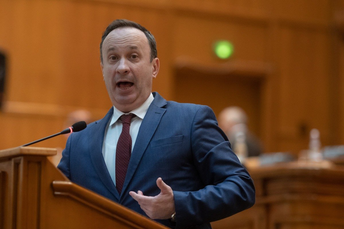 Deputat câciu, acuzații dure: Vorbește despre „amantlâc”