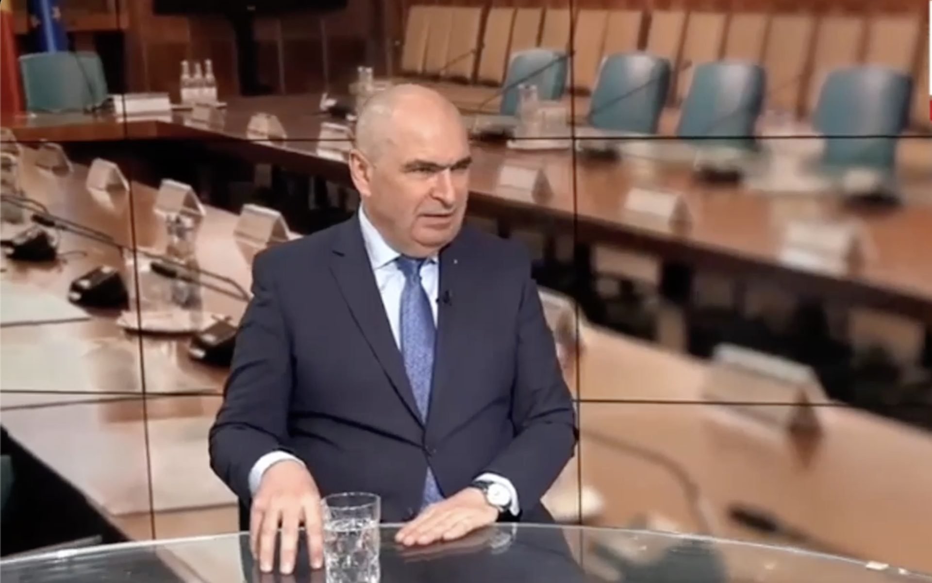 Bolojan lasă de înțeles că o colaborare PNL-AUR este posibilă Premierul Ilie Bolojan a sugerat marți seară, într-o intervenție la EuroNews, că o posibilă colaborare între PNL și AUR nu este exclusă, în contextul discuțiilor privind o eventuală retragere a PSD de la guvernare