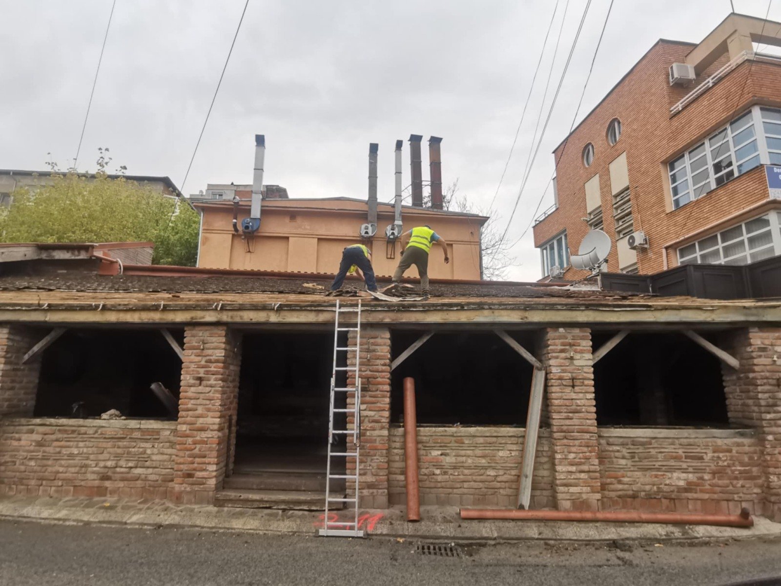Șantierele rezidențiale, pe un trend descendent: scădere de peste 8% a autorizațiilor de construire Numărul autorizațiilor de construire pentru clădirile rezidențiale a înregistrat o scădere de 8,4% în primele două luni ale acestui an, ajungând la un total de 4.154, conform datelor publicate marți de Institutul Național de Statistică (INS)