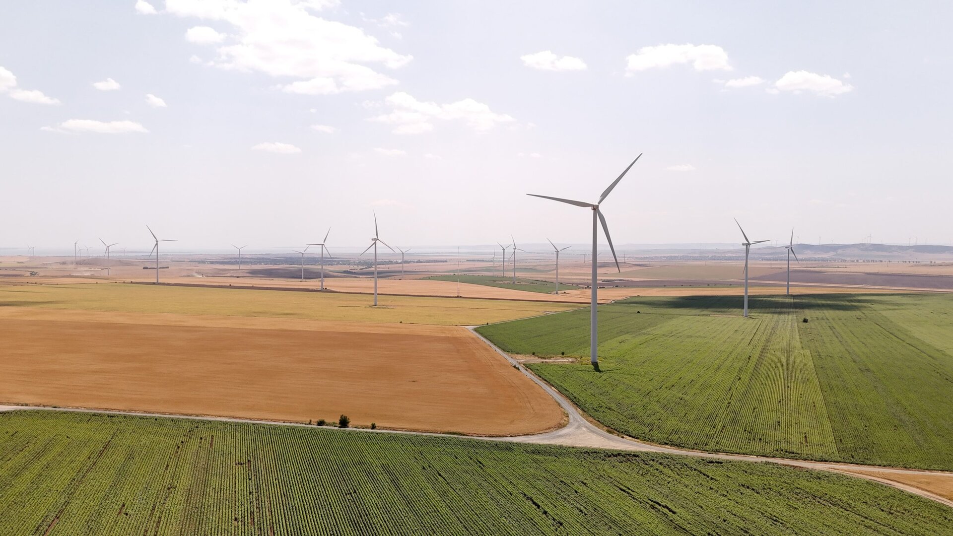 Grupuri energetice grecești investesc masiv în stocarea energiei în România Două companii energetice grecești, PPC și METLEN, au semnat un acord de tip joint-venture pentru a dezvolta un portofoliu de proiecte de stocare a energiei cu o capacitate totală de până la 1.500 MW în România, Bulgaria și Italia