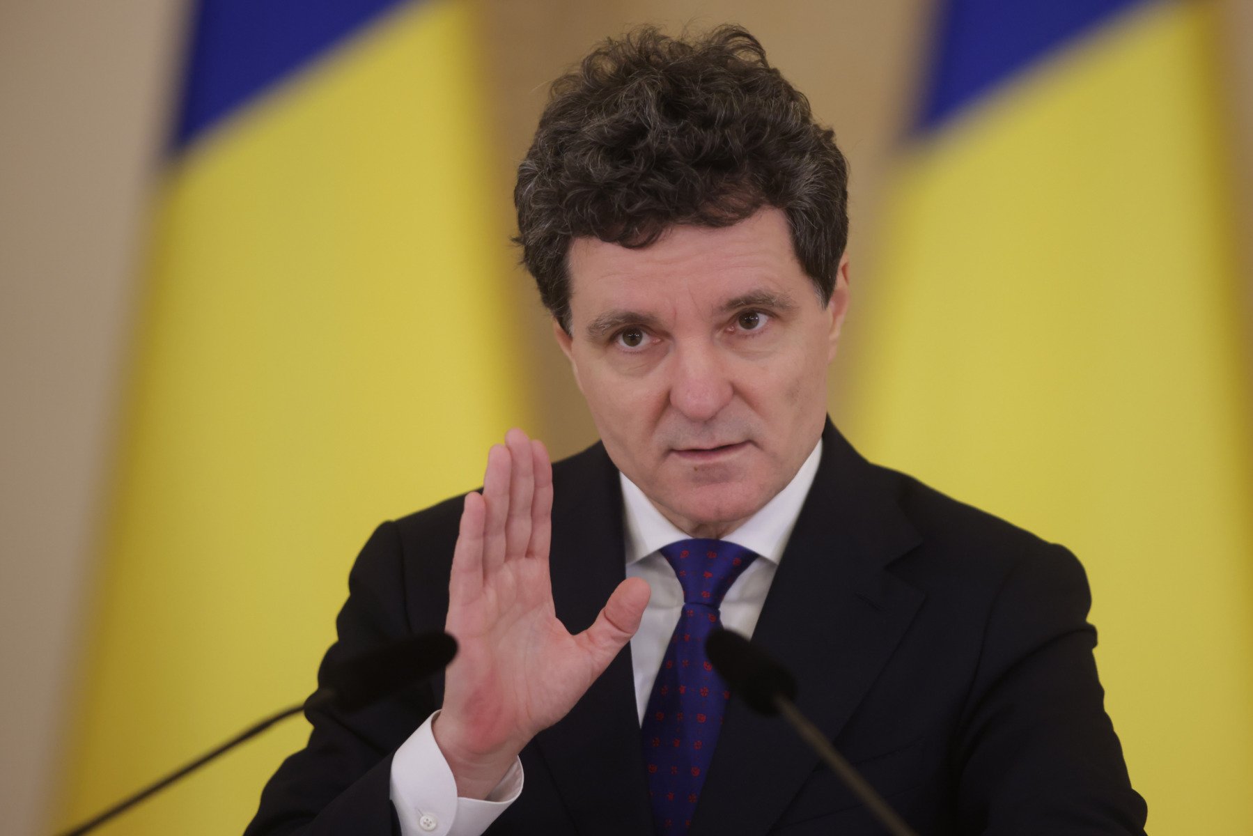 Dan vrea stabilitate politică și exclude alegerile anticipate Președintele Nicușor Dan a transmis vineri, la Bruxelles, că își dorește ca actuala majoritate parlamentară să continue să funcționeze pe termen lung